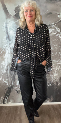 Fashion trends stippenblouse
